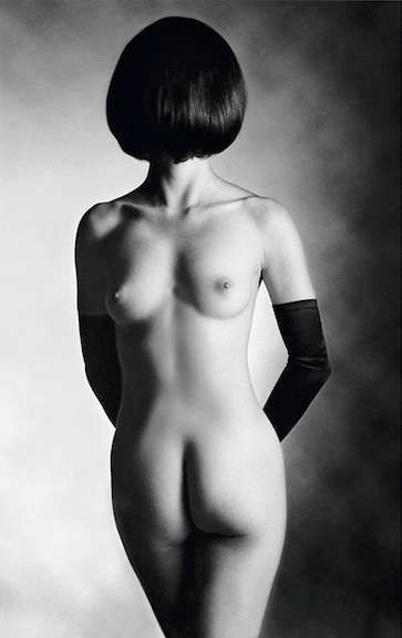 363x576, 46 Kb / женщина, сиськи, попа, перчатки, ч/б