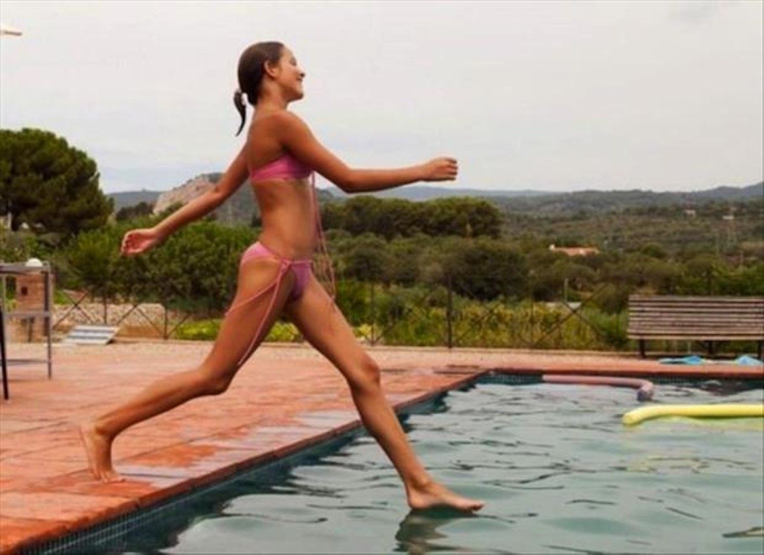 1488x1080, 139 Kb / девушка, купальник, мокрая, лавочка, бассейн, шаг