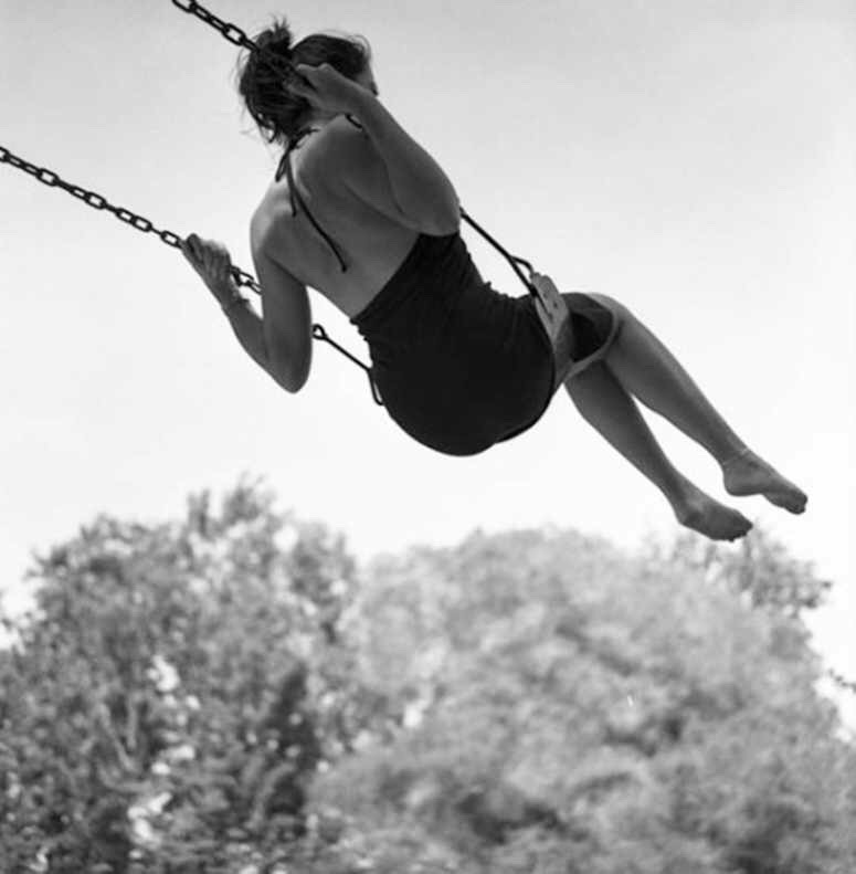 775x791, 55 Kb / девушка, платье, спина, качели, ч/б