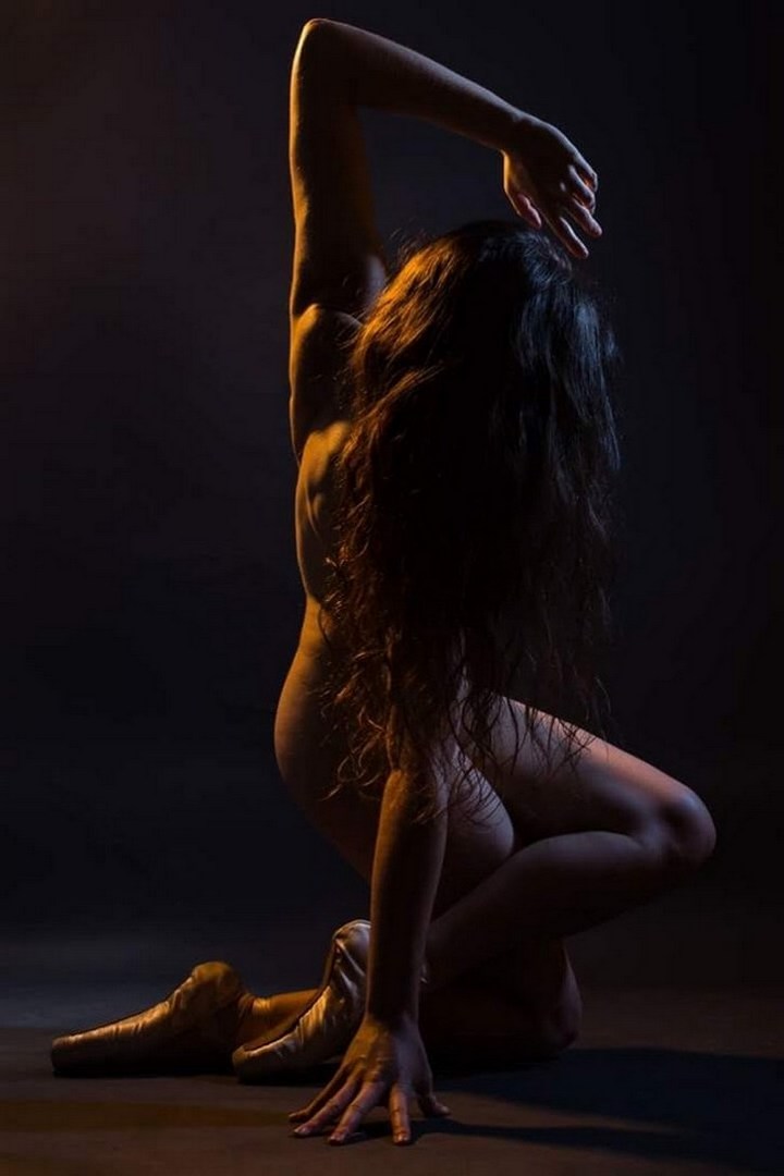 720x1080, 68 Kb / балерина, пуанты, голая, волосы