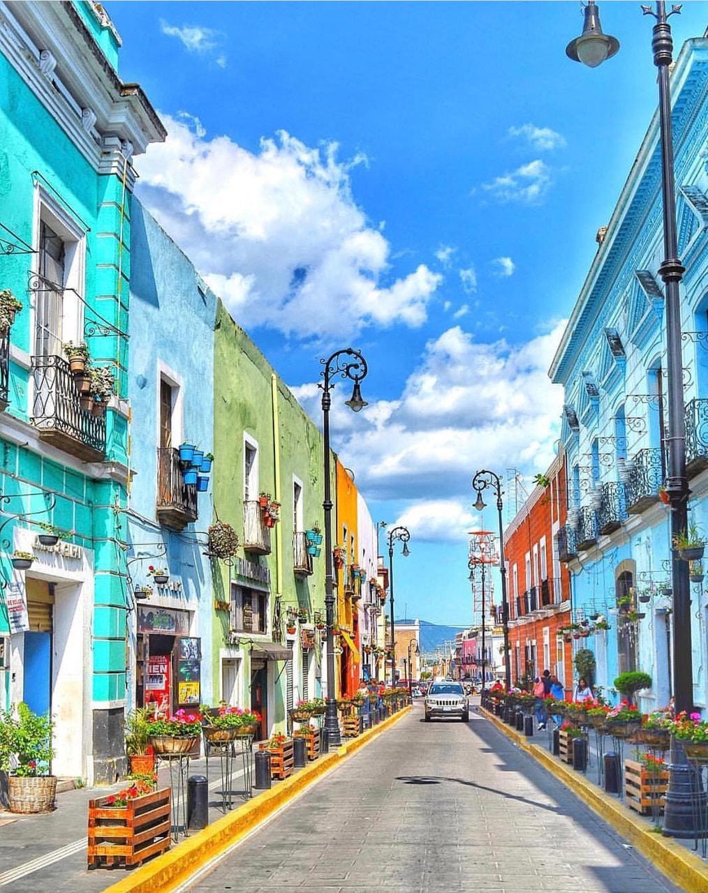 1014x1280, 350 Kb / улица, дома, здания, фонари, дорога, небо