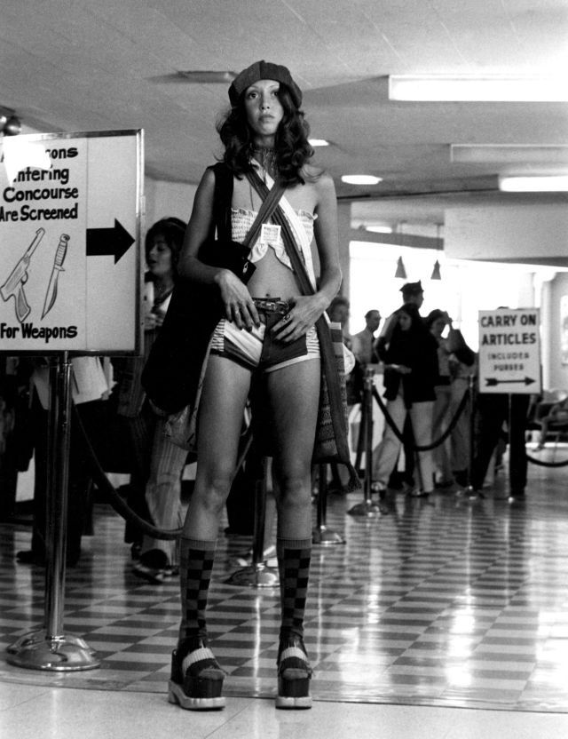 640x832, 79 Kb / женщина, шорты, гольфы, берет, ч/б