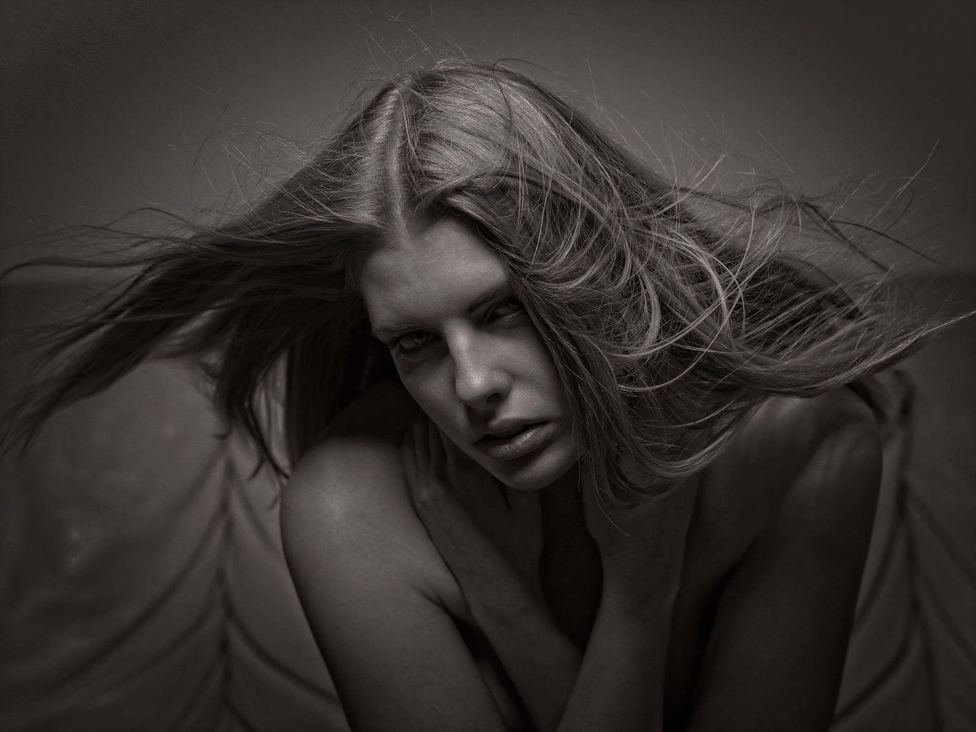 1920x1440, 197 Kb / ч/б, девушка, волосы, взгляд, Марк Бергманн