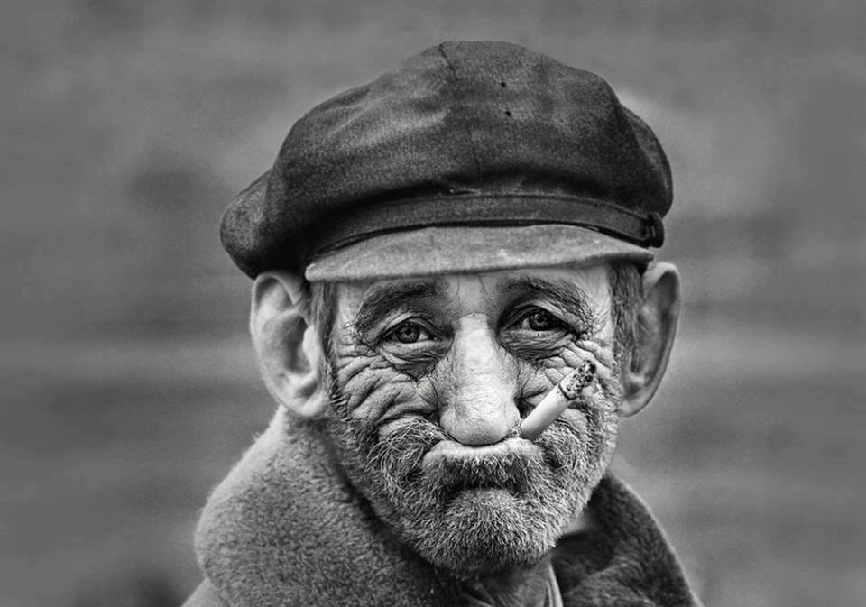 960x673, 65 Kb / нищий, портрет, кепка, сигарета, ч/б