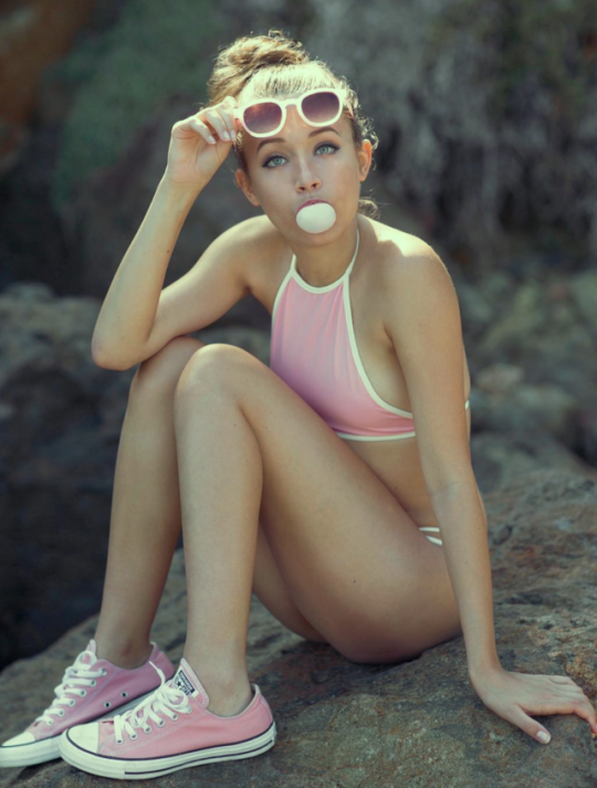 540x713, 506 Kb / жвачка, пузырь, очки, кеды, розовый, блондинка