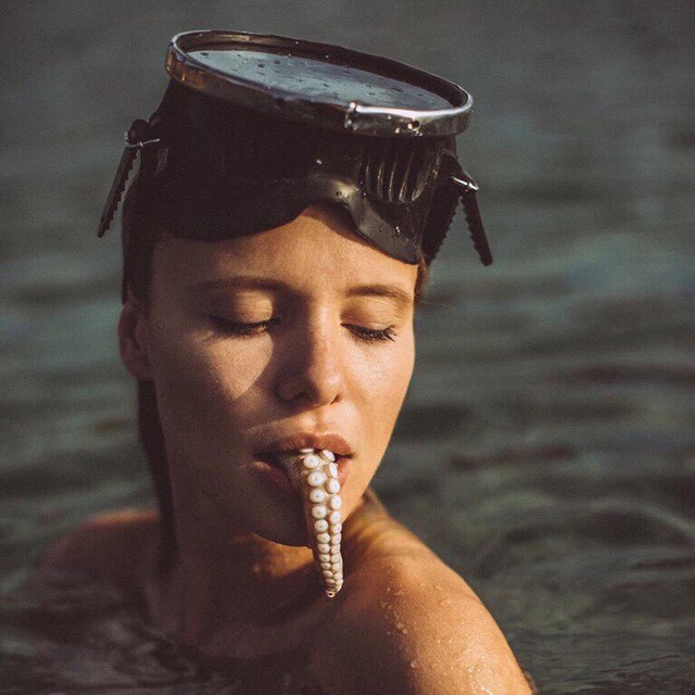 640x640, 101 Kb / Маска, щупальце, осьминог, язык, вода