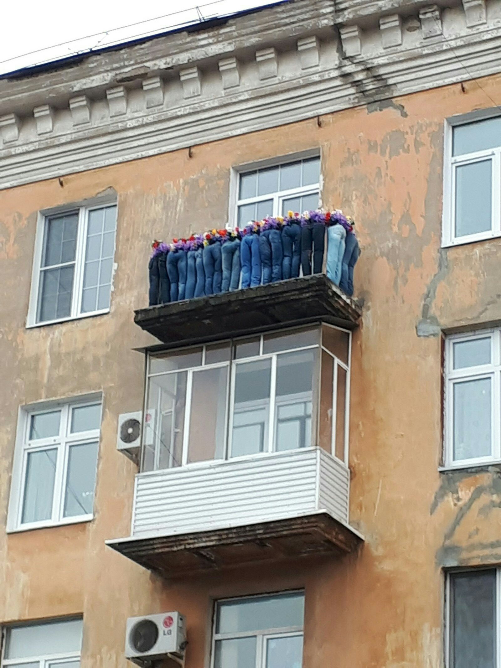 1600x2133, 630 Kb / балкон, джинсы, цветник