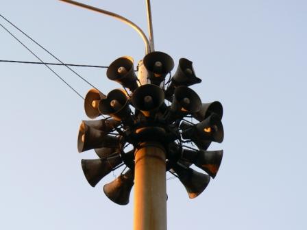 448x336, 21 Kb / столб, громкоговорители