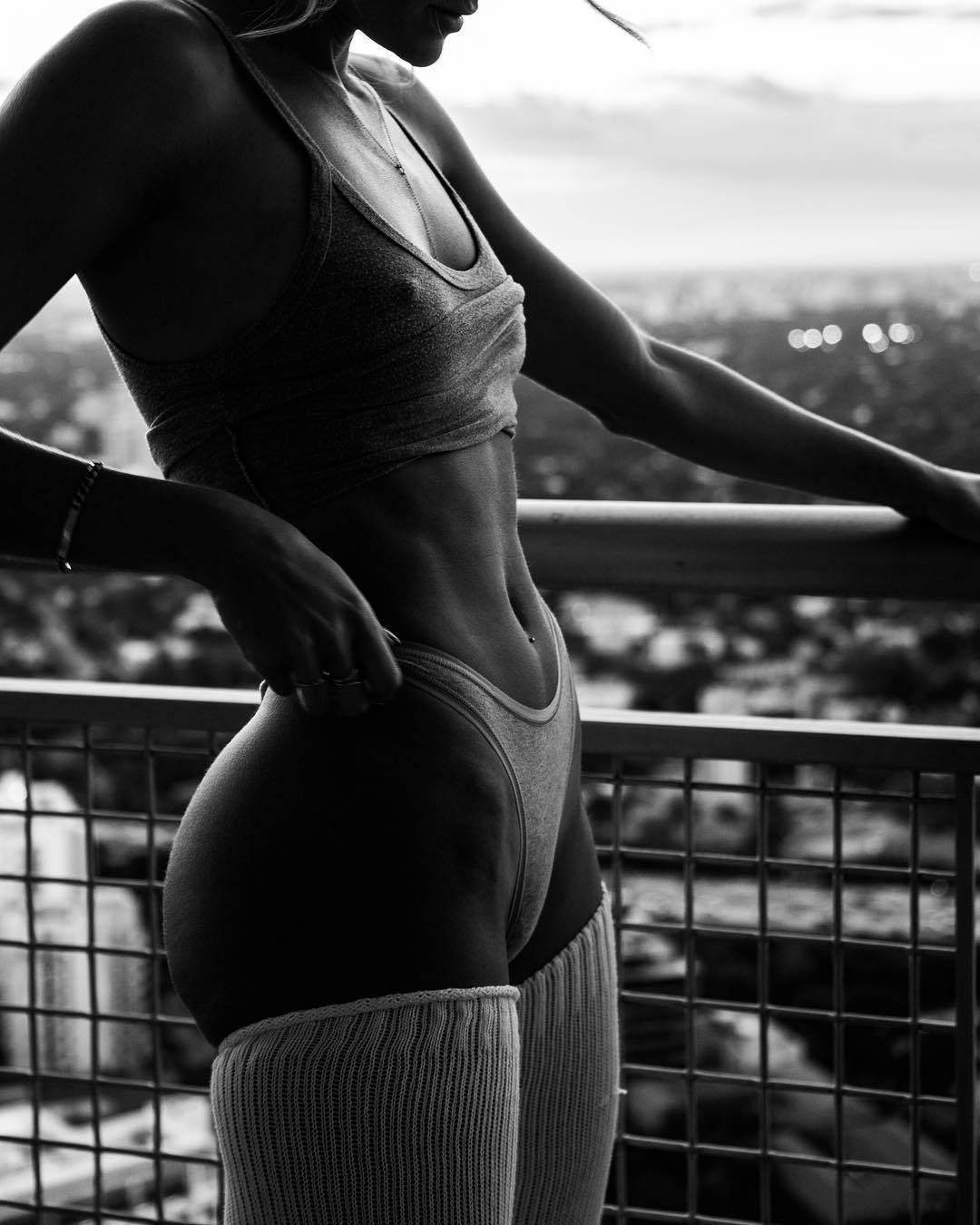 1080x1350, 118 Kb / ч/б, балкон, сетка, чулки, стринги, трусы, топ, браслет, пирсинг