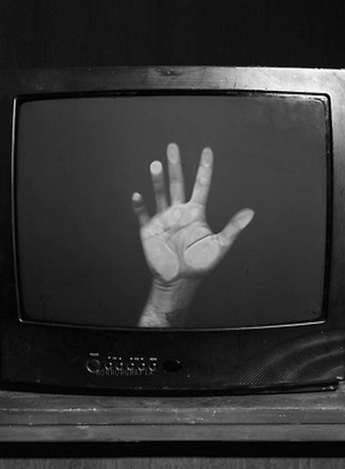 500x680, 48 Kb / телевизор, рука, ладонь, ч/б