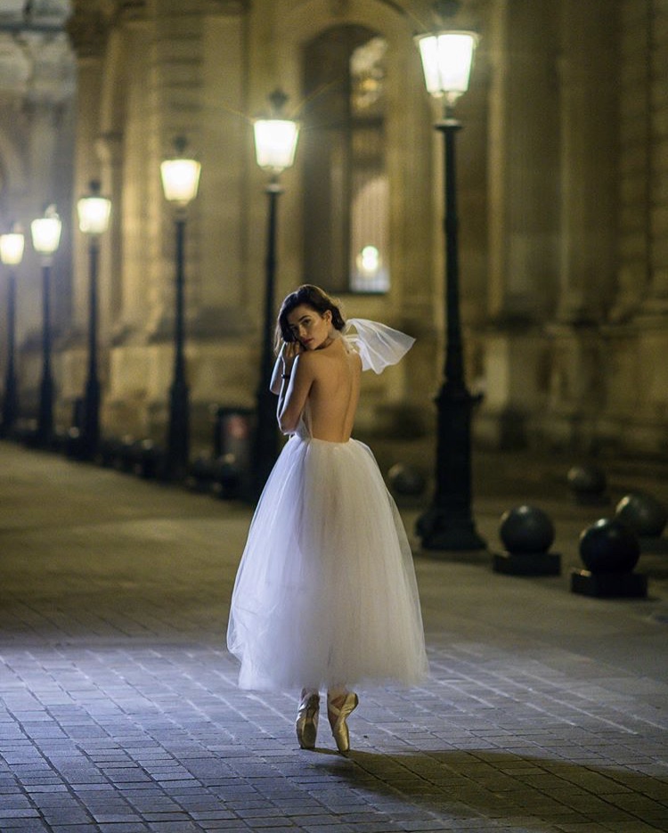 750x935, 188 Kb / улица, фонари, ночь, балерина, пуанты, пачка, спина