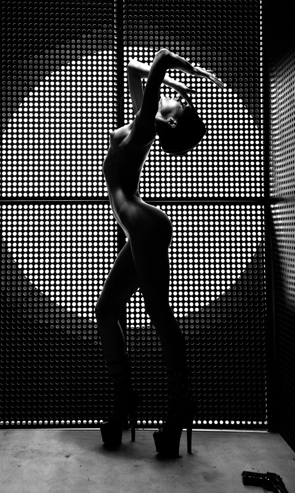 600x1001, 278 Kb / ч/б, пистолет, каблуки, прожектор, круг, поза, прогиб, каре, руки, платформа