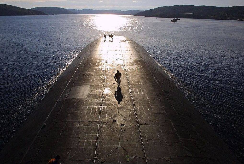 1018x683, 138 Kb / море, подлодка, ракетоносец, берег, холмы, горы