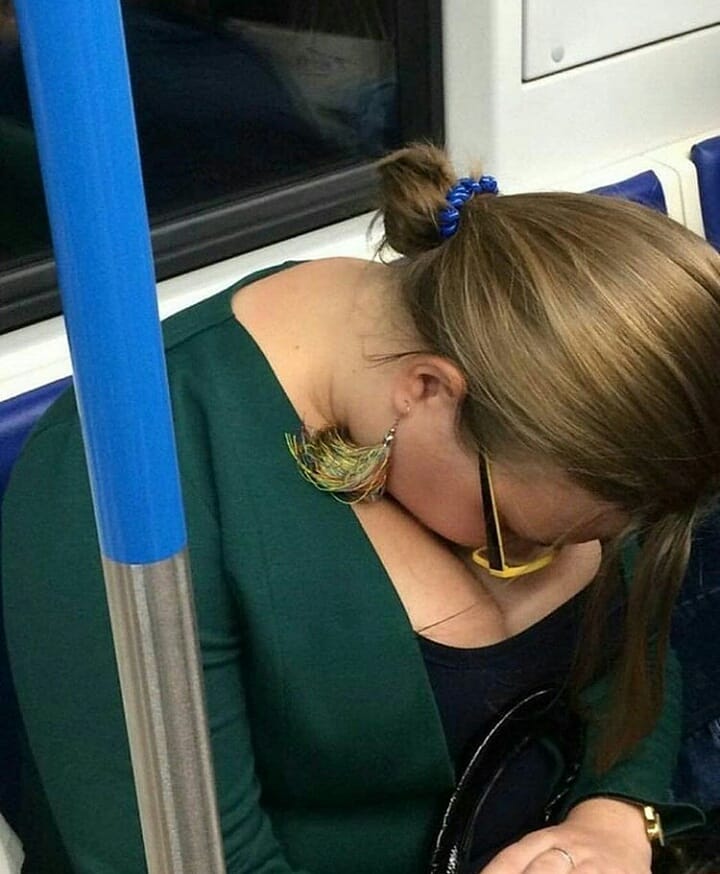 720x874, 69 Kb / Метро, женщина, очки, зелёное