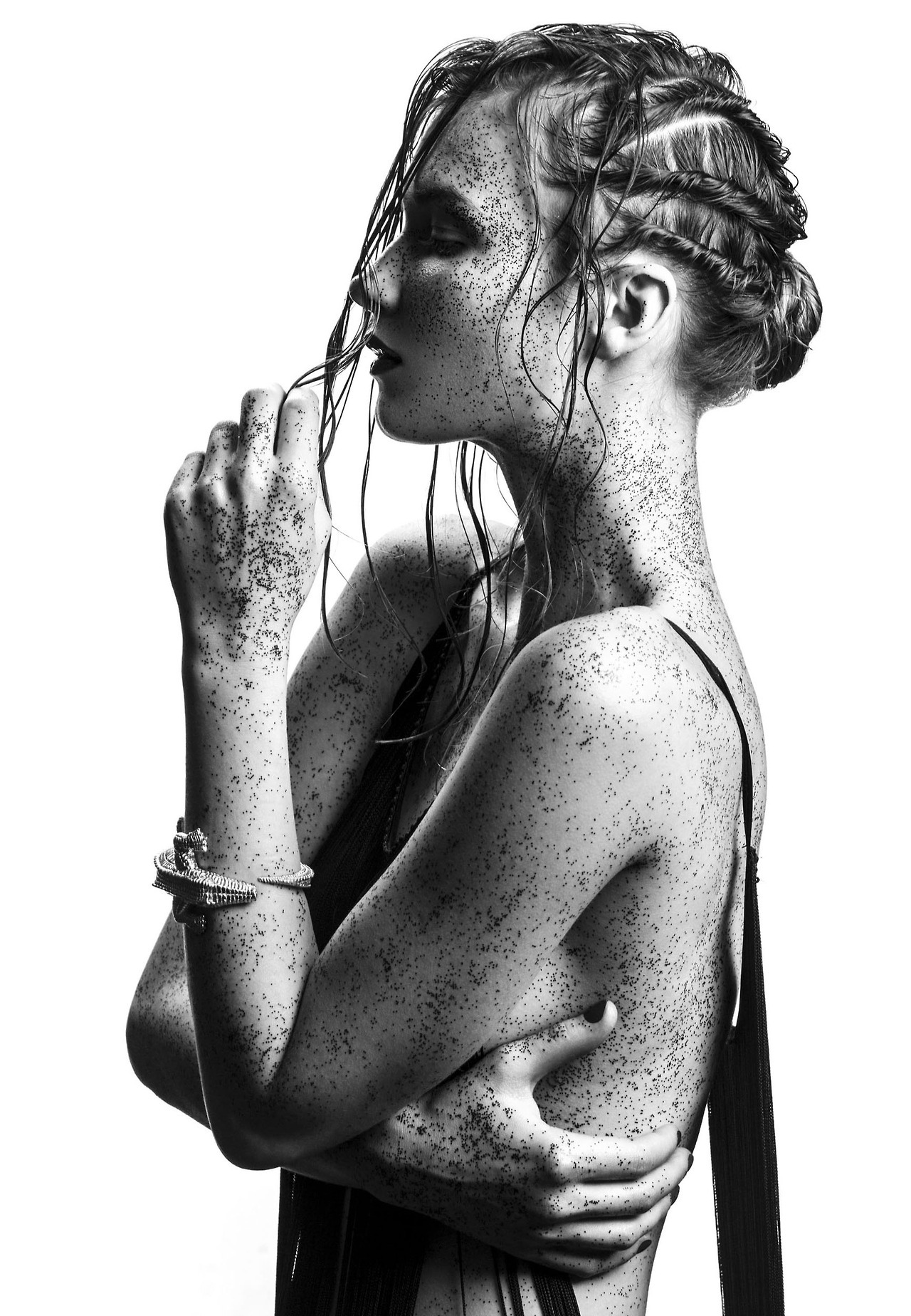 1280x1848, 465 Kb / ч/б, грязь, браслет, ящерица