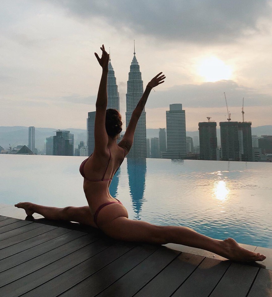 879x959, 175 Kb / шпагат, бассейн, доски, вода, город, купальник, небоскреб