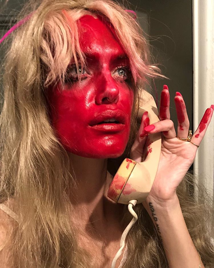 750x937, 144 Kb / телефон, трубка, блондинка, красное, кровь, маникюр, кольца, тату