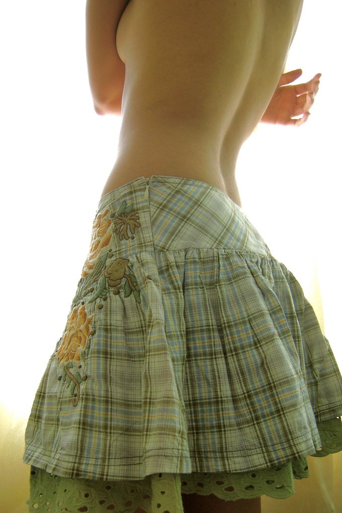 680x1020, 171 Kb / юбка, в клетку, спина, боком, топлесс