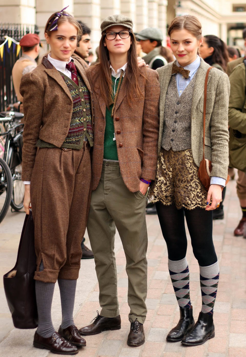 960x1396, 292 Kb / девушки, три, стиль, кепка, очки, бантик, галстук, бабочка, сумка, гольфы, пиджак