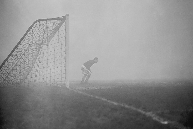 810x540, 97 Kb / Ч/б, вратарь, туман, ворота, футбол