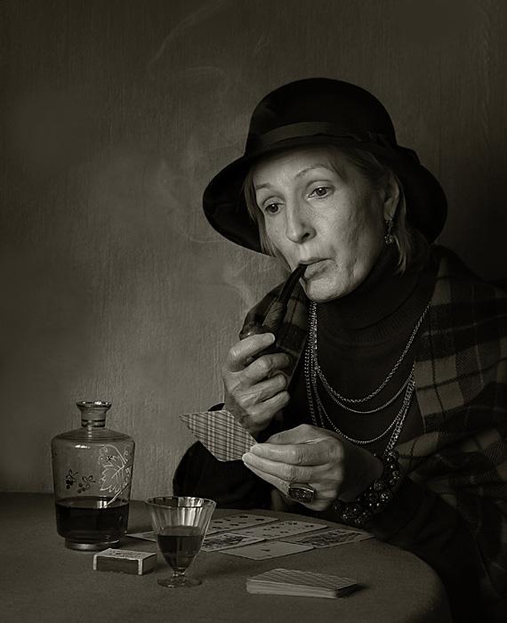 570x700, 40 Kb / женщина, курит, трубка, украшения, шляпка, графин, рюмка, карты, ч/б