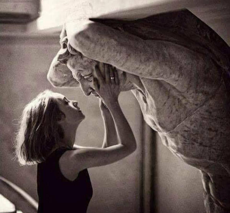 960x891, 93 Kb / ч/б, античность, фигура, статуя, руки, объятия