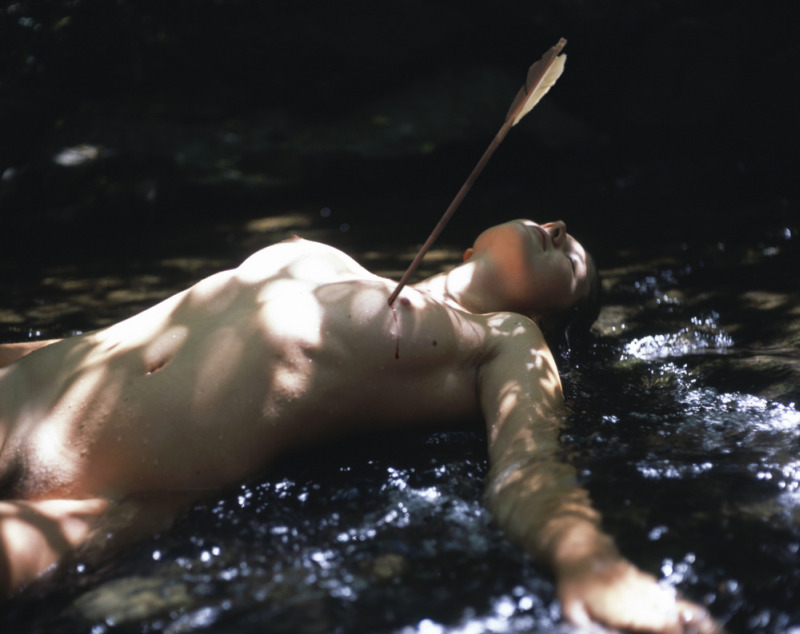 800x634, 97 Kb / голая, лежит, стрела, сиська