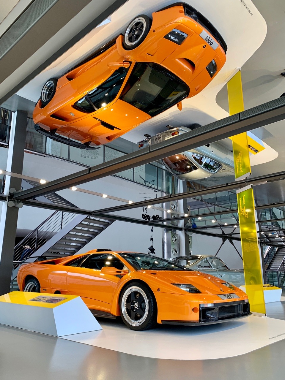 959x1280, 358 Kb / отражение, автомобиль, музей, ламборгини