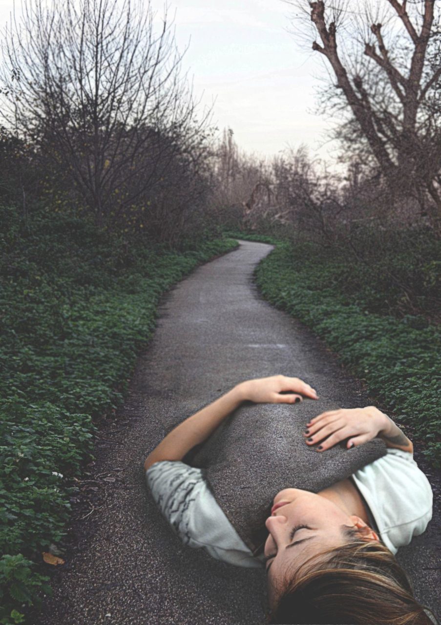 903x1280, 198 Kb / кусты, трава, дорожка, асфальт, укрылась, женщина