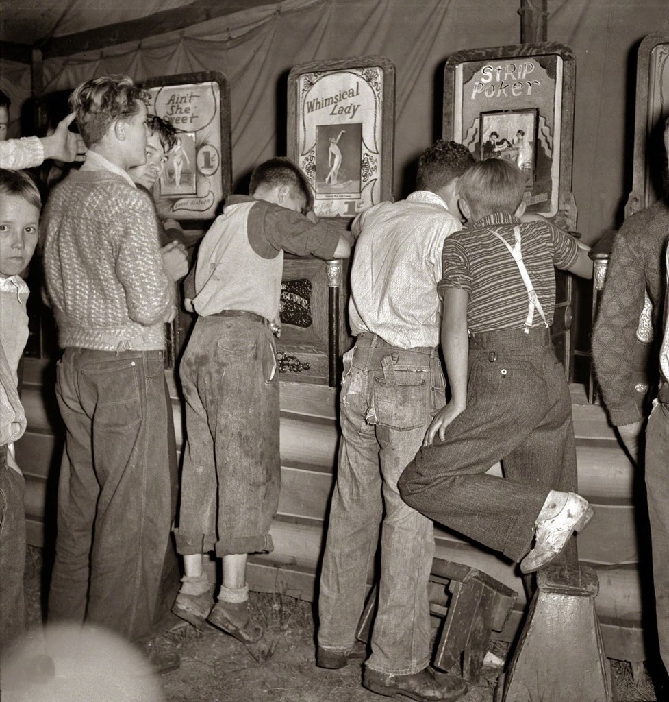 977x1024, 243 Kb / пацаны, автоматы, ч/б, сепия