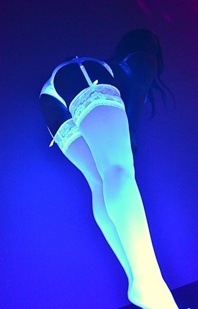 388x604, 31 Kb / ноги, чулки, снизу, ультрафиолет, белый