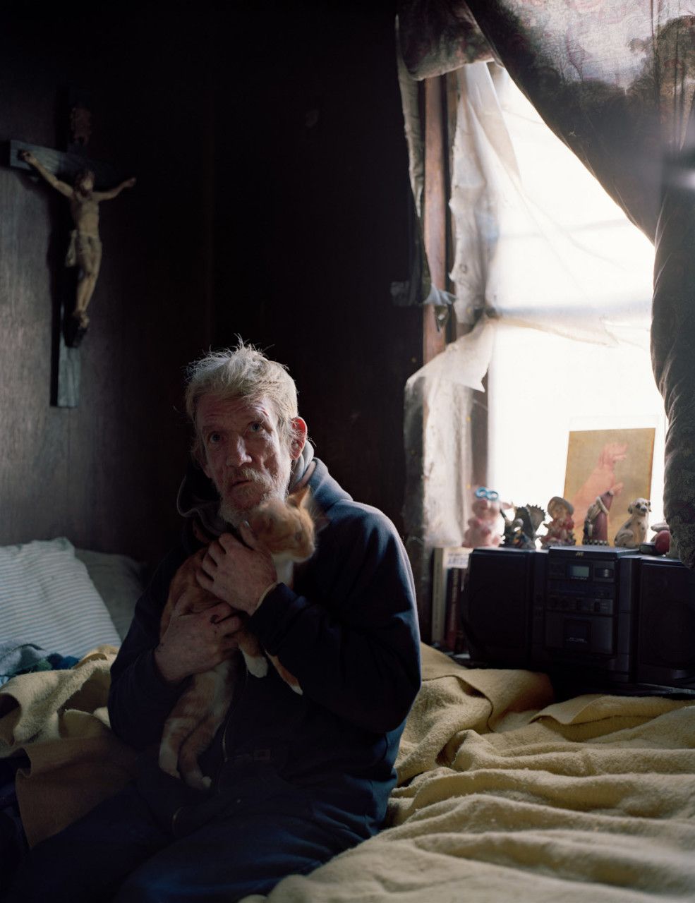 985x1280, 112 Kb / дедушка, кот, кровать, распятие, магнитофон, игрушки, окно