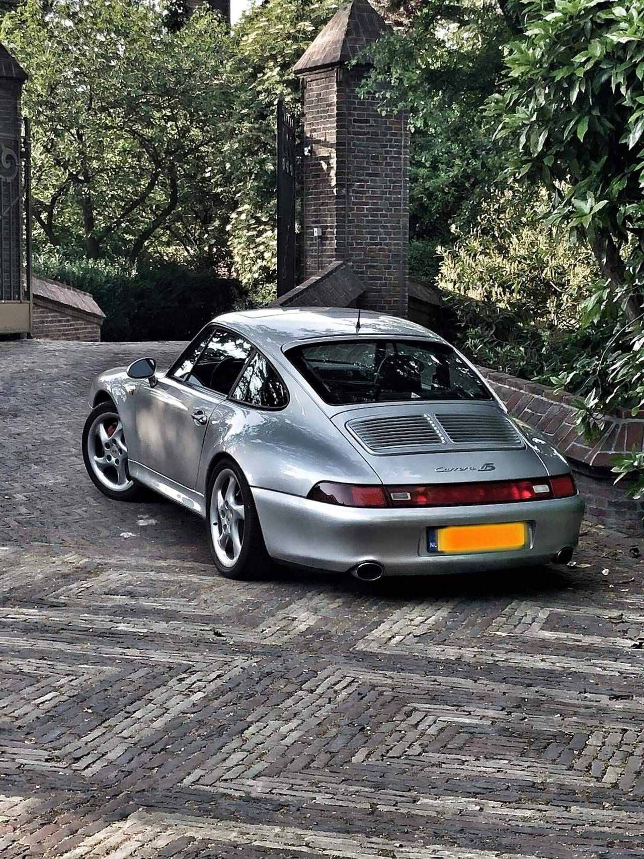 1280x1707, 459 Kb / автомобиль, порше, столб, брусчатка, ворота