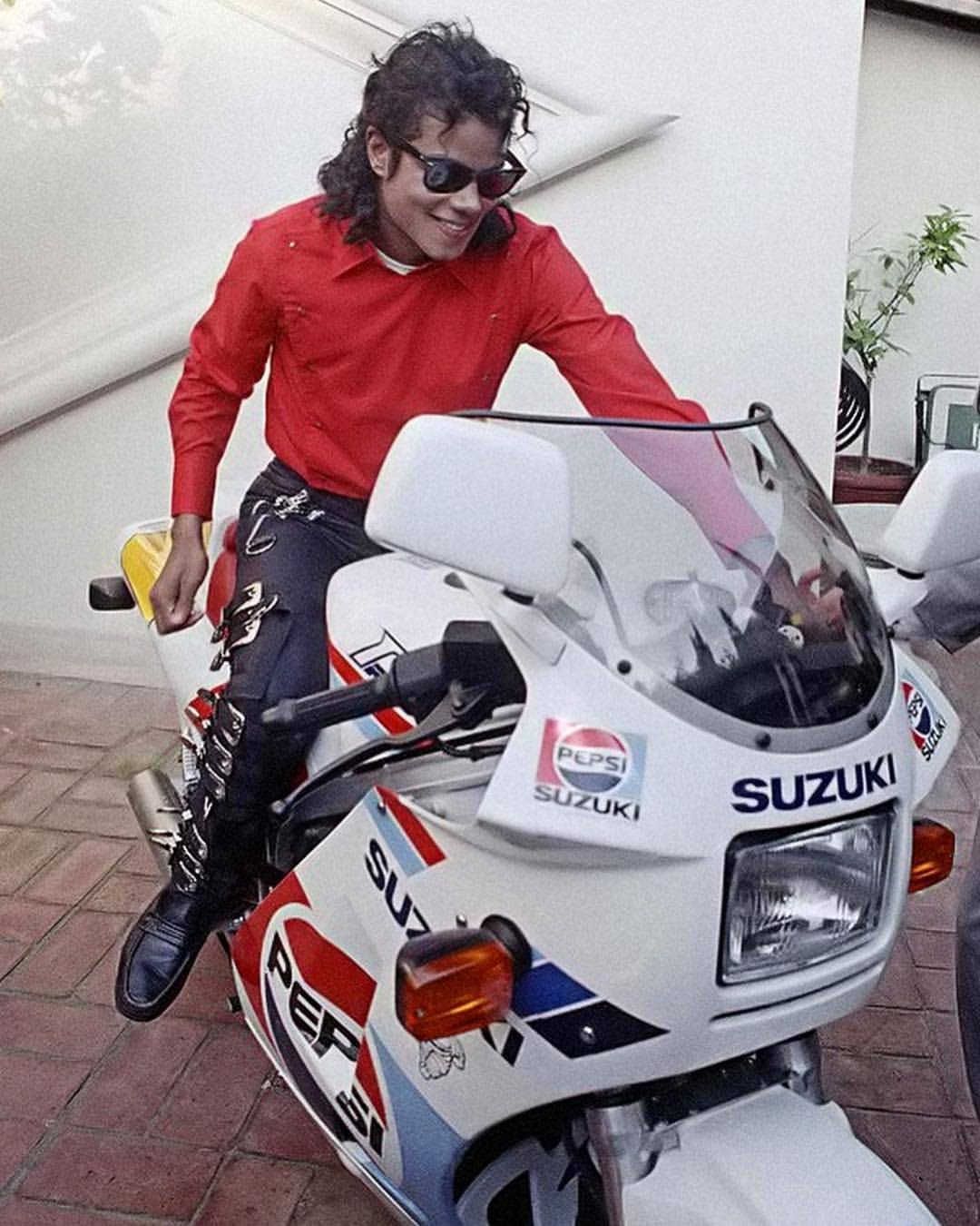 1080x1350, 148 Kb / Майкл, Джексон, мотоцикл, Suzuki, 1988, Michael, Jackson, очки, пепси, реклама
