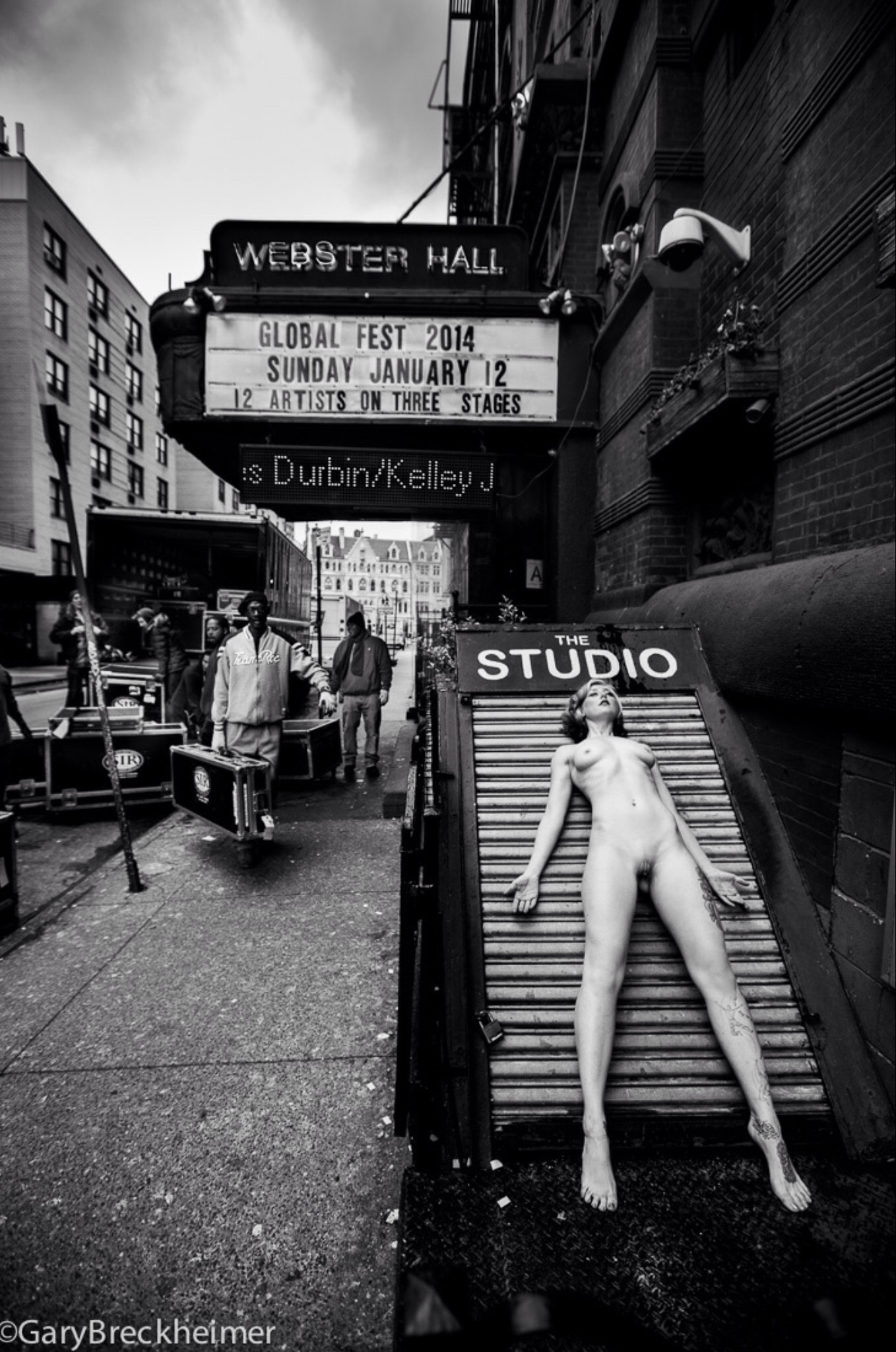 1358x2048, 542 Kb / ч/б, кинотеатр, голая, лежит, Нью-Йорк