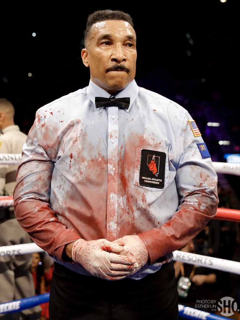 811x1080, 298 Kb / brutality, бокс, рефери, кровь, showtime