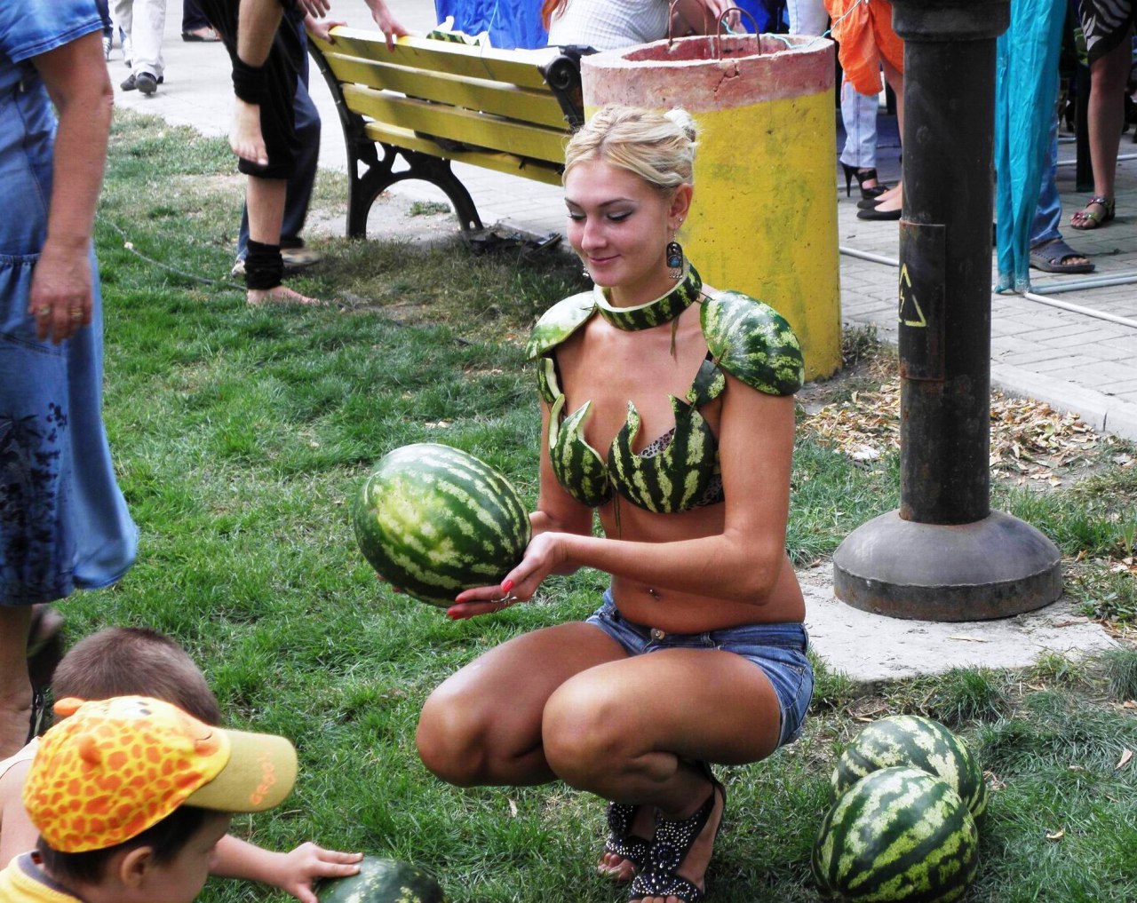1280x1017, 366 Kb / Арбуз, лифчик, корка, шорты, ошейник, блондинка, пирсинг, трава, скамейка