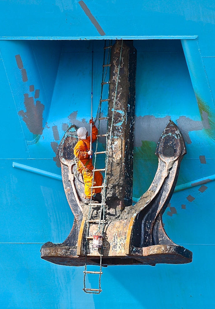 688x987, 396 Kb / судно, корабль, якорь, клюз, лестница, чистит