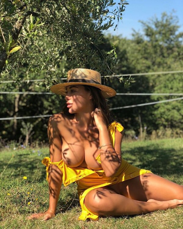 600x750, 117 Kb / шляпа, зелень, платье, брюнетка, браслет, сиди, трава, дерево