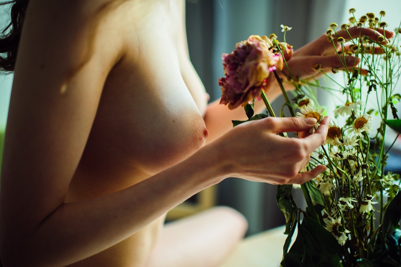 1280x851, 234 Kb / шатенка, окно, цветы, руки