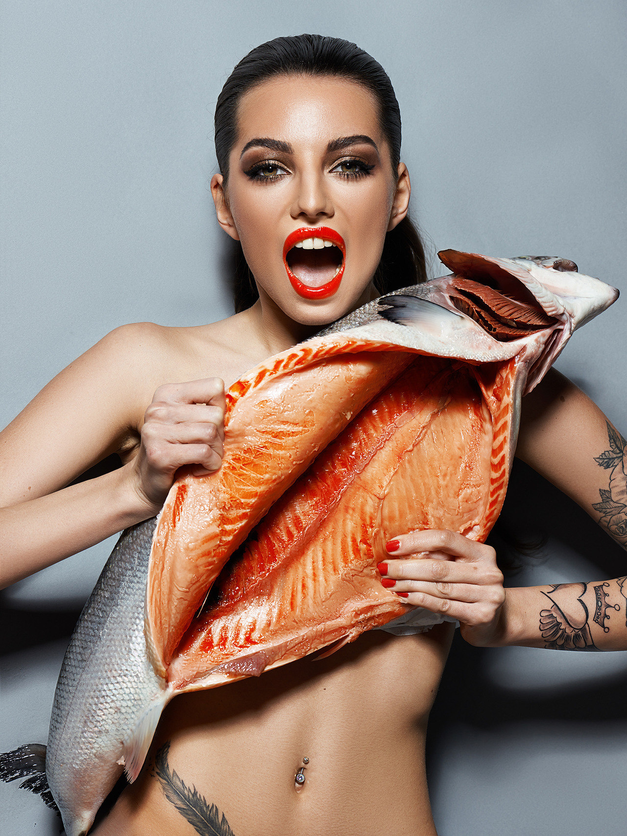 1280x1707, 633 Kb / рыба, тату, макияж, рот, брюнетка, пирсинг