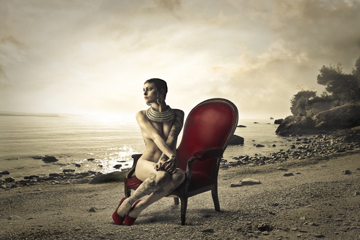 720x480, 115 Kb / берег, вода, женщина, кресло, тату, украшение