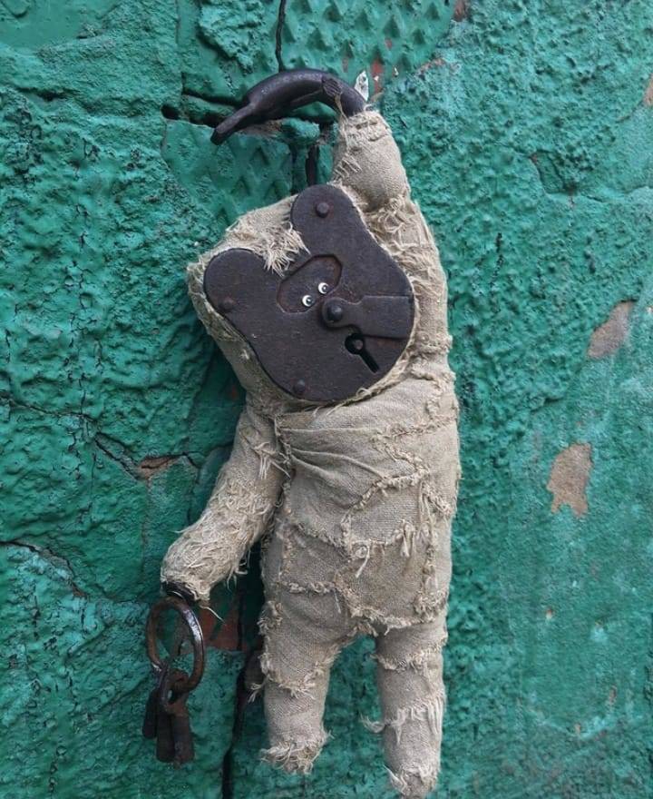 720x880, 116 Kb / замок, мишка, медведь, гвоздь, стена, кирпич