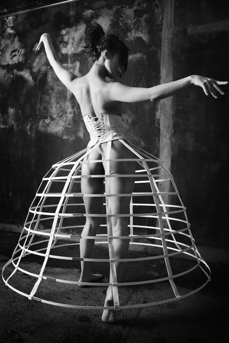 800x1200, 226 Kb / корсет, подюбник, ч/б, брюнетка