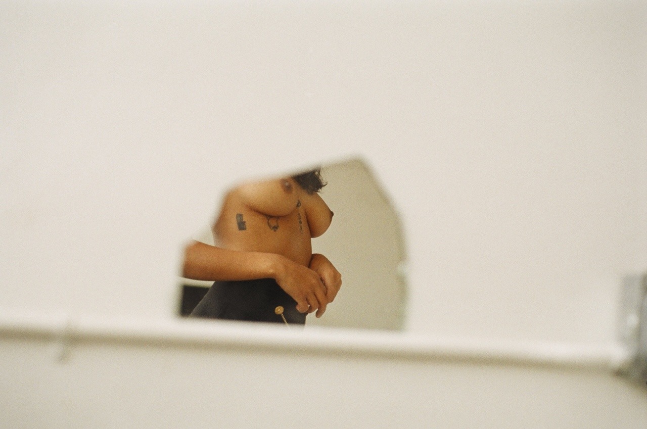 1280x849, 183 Kb / отражение, осколок, зеркало, тату, брюнетка