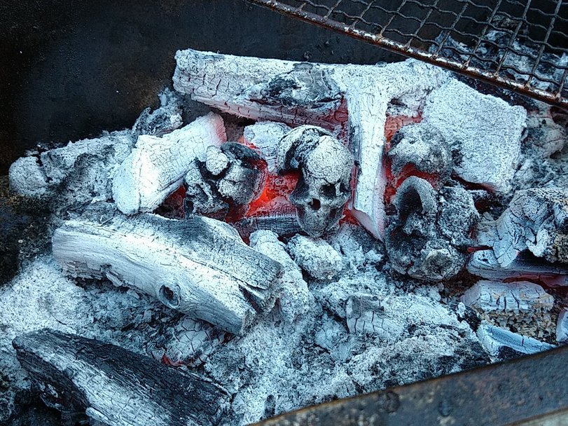 811x608, 208 Kb / уголь, черепа, круть