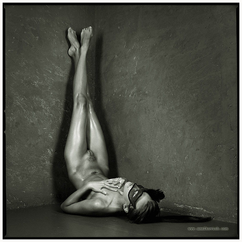 920x920, 232 Kb / ч/б, уголок, ноги, amelkovich