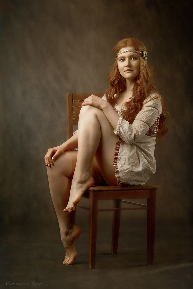 667x1000, 282 Kb / женщина, рыжая, туника, повязка, стул