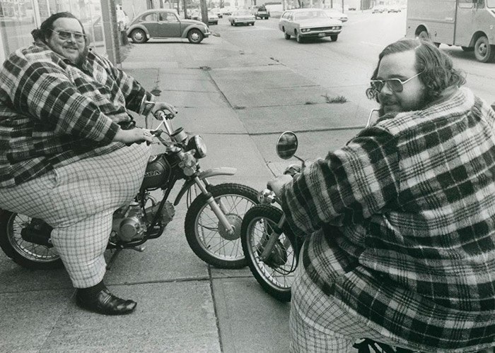 700x500, 122 Kb / Двойня, толстяки, мотоцикл, ч/б