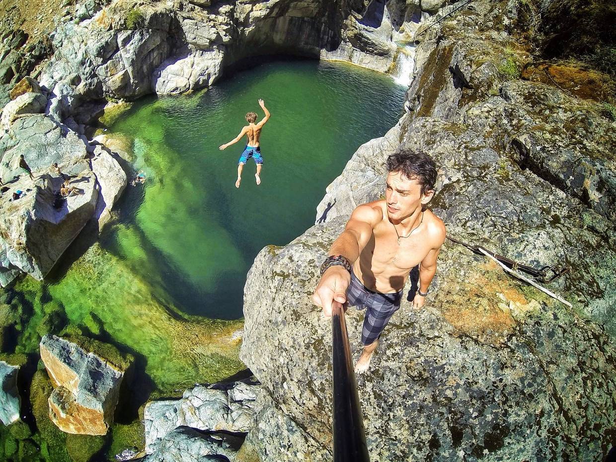 1240x930, 348 Kb / камни, скалы, мужчины, селфи, прыжок, в воду